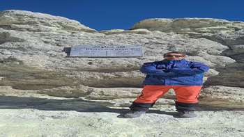 Faculty Member of Semnan University’s Faculty of Tourism Ascends Mount Damavand